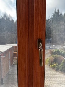 Fenster und Balkontüren sind in Holzoptik Streifen Douglasie