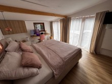 Große Fenster lassen viel Licht ins gesamte Schlafzimmer