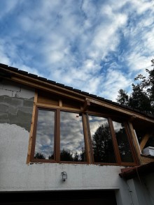 Zwei Baugruppen bestehend aus Festfenster und Balkontüren