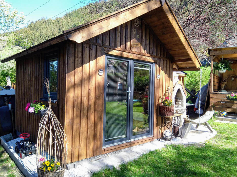 Kunststofffenster können in Hütten und Holzgebäuden verwendet werden