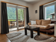 Weiße Balkontür in einem Landhaus in Österreich