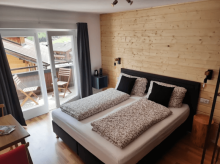 Weiße Balkontür in einem Landhaus in Österreich