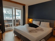 Weiße Balkontür in einem Landhaus in Österreich